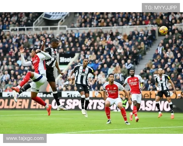 足球明星在赛场上展现风采与激情的精彩瞬间与背后故事